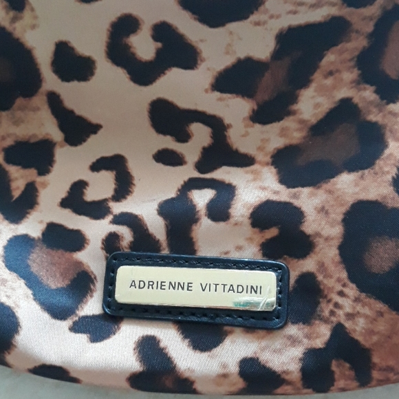 2x*Host Pick*Adrienne Vittadini sling bag - Picture 4 of 8